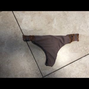 Acacia Tanzania Bottom-Stone